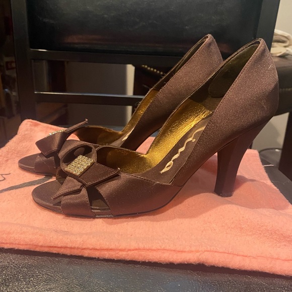 Nina Bridal, dress shoes. Chocolate brown with embellishment. Size 6.5 - Picture 3 of 3